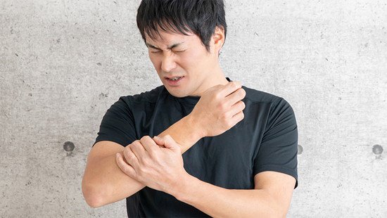 右肩から右腕にかけての痺れ、腰痛