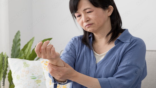 関節リウマチの疑いによる左手の痺れとこわばり