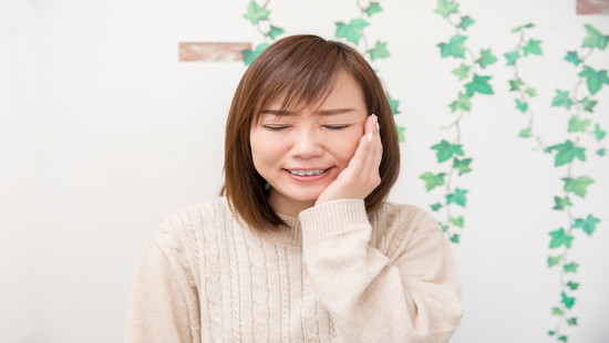 耳鳴りや頭痛を伴う首の痛み