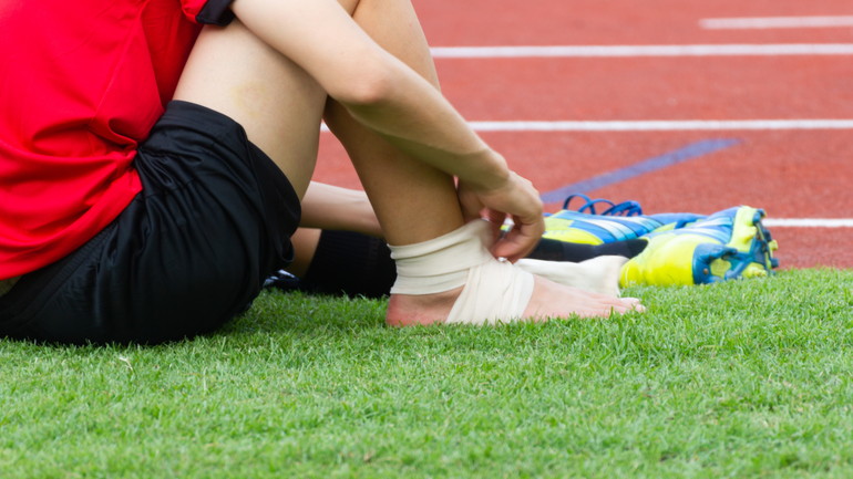 サッカーでの足首捻挫による繰り返すケガと不安