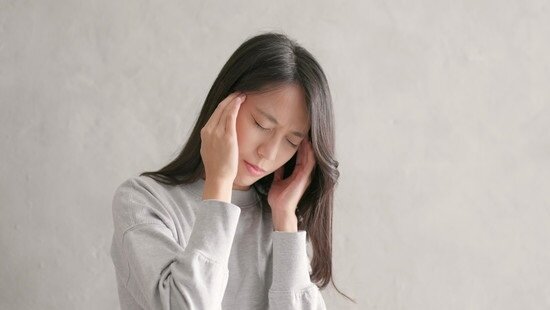 めまいや吐き気を伴う後頭部の痛み