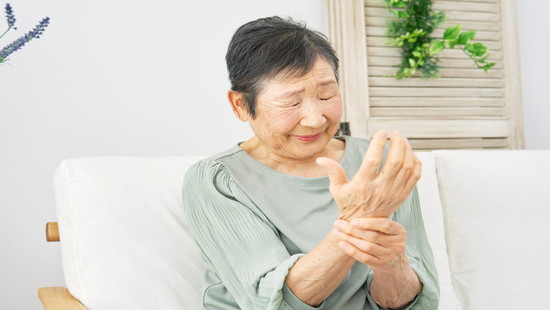 夜も寝付けないような右腕の痛みとしびれ
