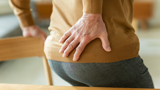 両方の臀部から腿裏にかけての痛みと左手小指側の痺れ