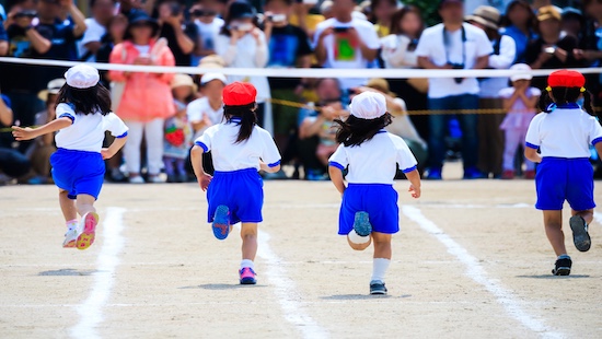 すぐに転んだりぶつかったり、動きがぎこちない子供