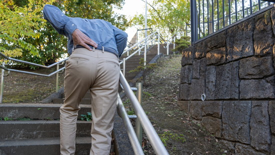 足の痛みと痺れが酷く100mも歩けない脊柱管狭窄症