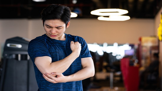 スプーンや箸、髭剃りが持ち上がらないほど手に力が入らない