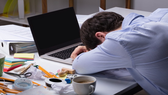 慢性疲労から来る首、肩の不調「身体が重くて笑えない…」デスクワーク30代男性