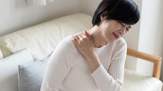 きっかけなく痛み始めた右肩