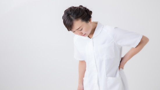 脊柱管狭窄症と診断された慢性腰痛と歩行困難